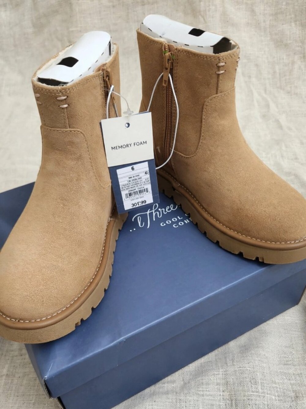 NEW Universal Thread Boots